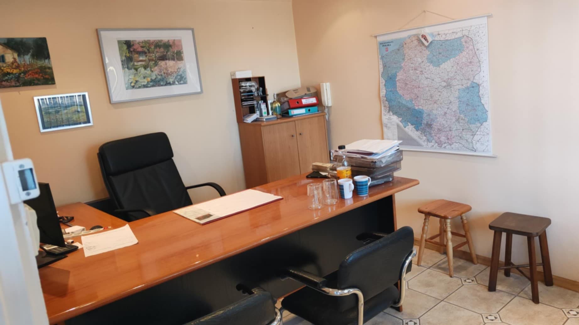 Początek drogi. Stare biuro rodziców czekało na nową energię.