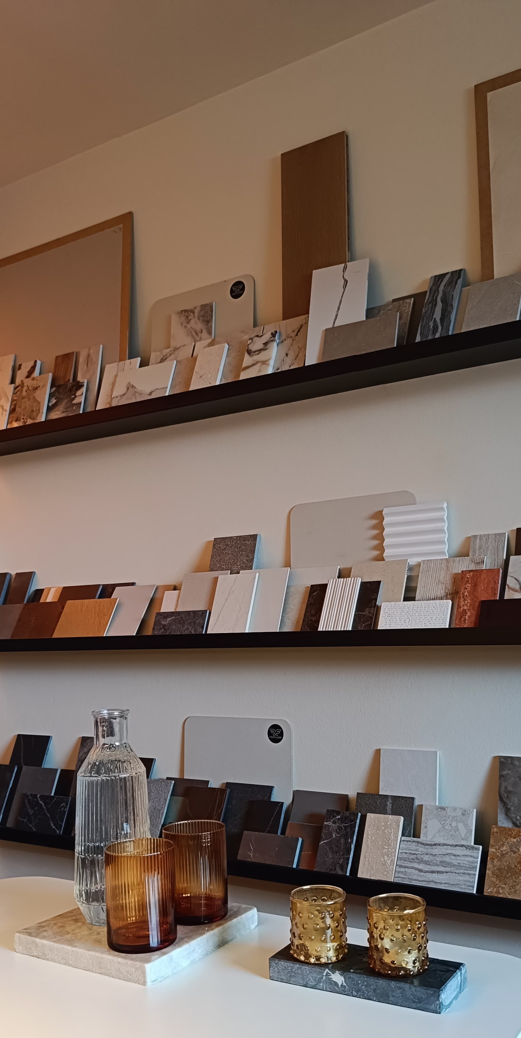 Ściana z próbkami - "stała zmienna" w biurze.